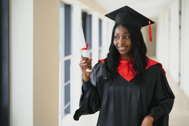 Mooie Afrikaanse vrouwelijke student met afstudeercertificaat