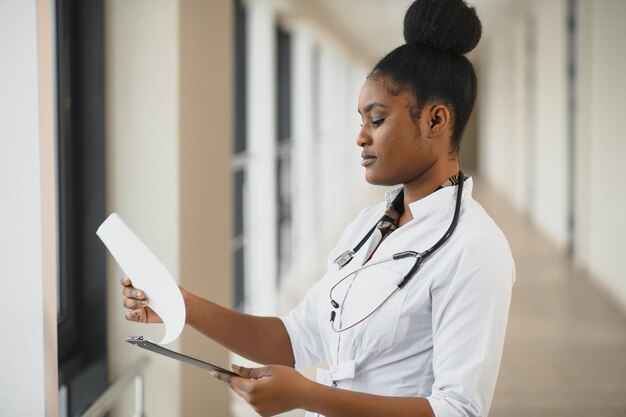 Mooie afro-amerikaanse verpleegster in het ziekenhuis