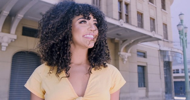 Mooie Afro-Amerikaanse vrouw die in de stad loopt.