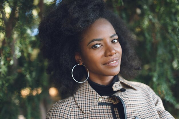 Mooie afro-amerikaanse vrouw in het lente- of herfstpark