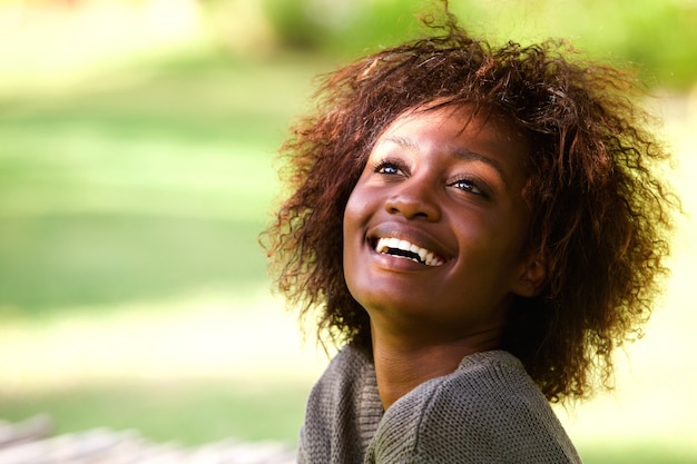 Mooie Afro-Amerikaanse vrouw lachen