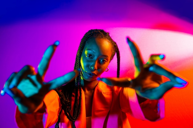 Mooie Afro-Amerikaanse vrouw met afro-vlechten kapsel en stijlvolle kleding - Portret van een jong zwart meisje in studio