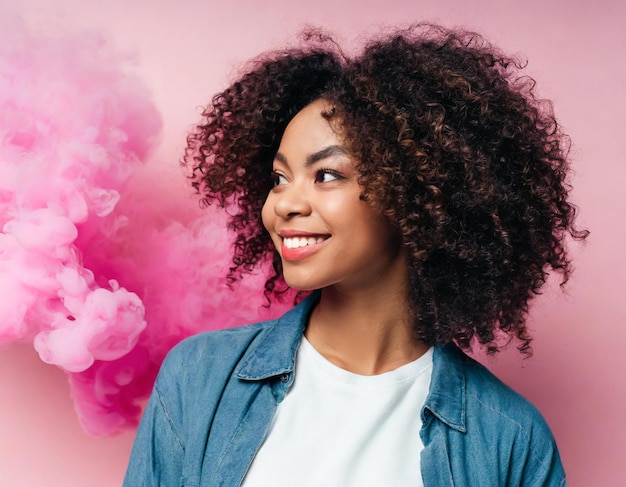 Mooie Afro-Amerikaanse vrouw met krullend haar afro en roze rook op roze achtergrond