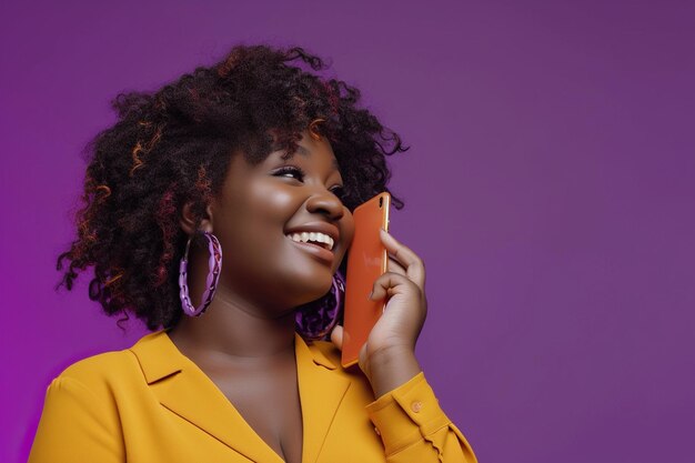 Mooie Afro-Amerikaanse vrouw met telefoon op paarse achtergrond.
