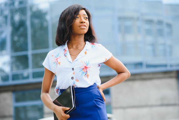 mooie afro Amerikaanse zakenvrouw buiten