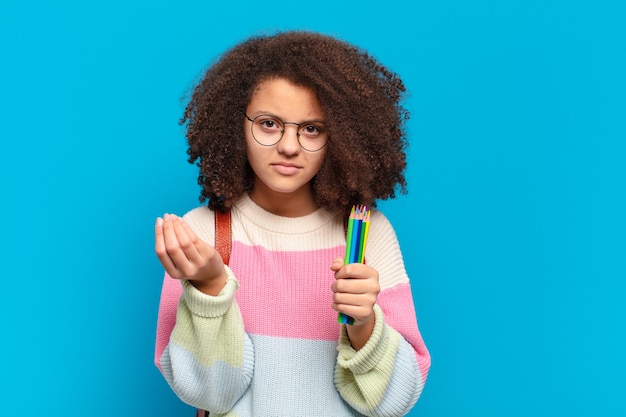 Mooie afro-tiener die capice of geldgebaar maakt en je vertelt om je schulden te betalen!