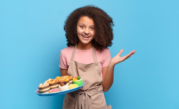 Mooie afro-tiener die zich gelukkig, verrast en opgewekt voelt