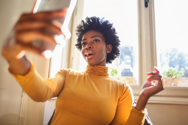 Mooie afro-vrouw die een selfie neemt