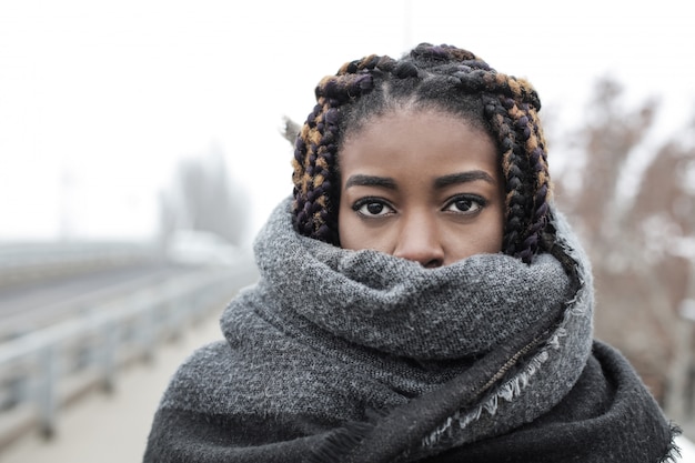 Mooie afro-vrouw gewikkeld in een sjaal