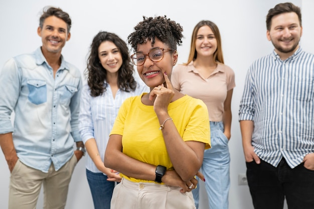 Mooie afro-vrouw in coworking met collega's, leider, baas