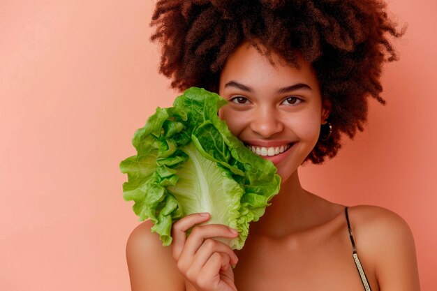 Mooie afro vrouw met een sla die glimlacht