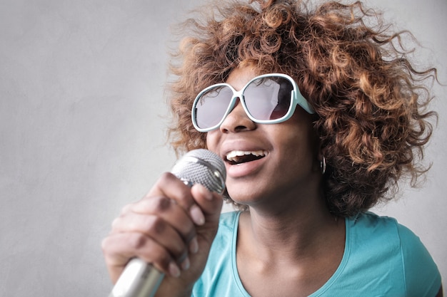 Mooie afro-vrouw zingt