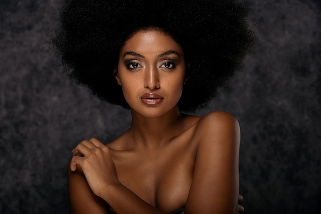 Mooie afro vrouw