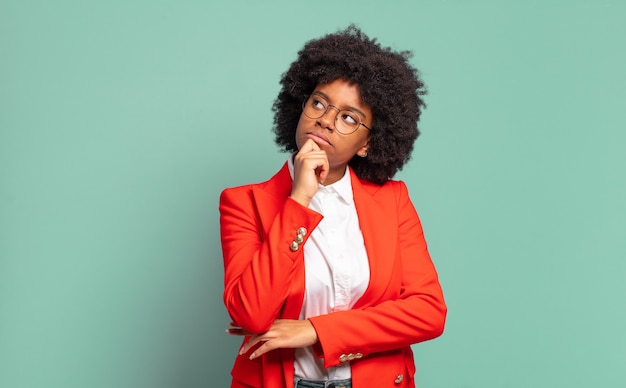 mooie afro zwarte vrouw tegen geïsoleerde muur