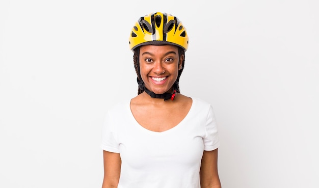 Mooie afrovrouw met vlechten met een fietshelm