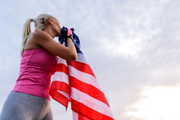 Mooie Amerikaanse atleet met nationale vlag