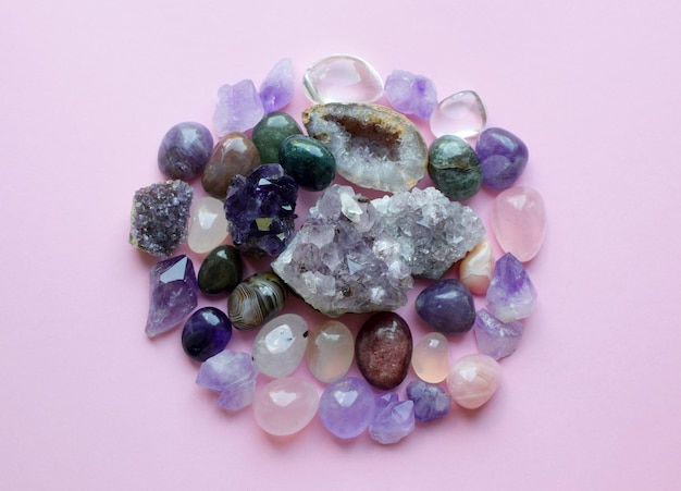Mooie amethist kristallen ronde rozenkwarts steen en bostwana agaat op een houten ondergrond Magische amuletten