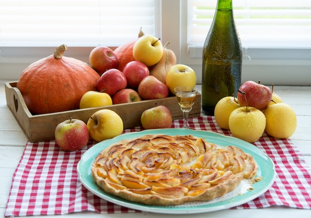 Mooie appeltaart met appels en cider