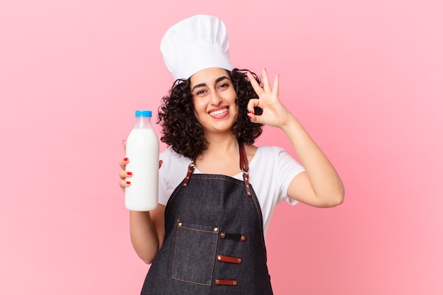 Mooie Arabische chef-kokvrouw met een melkfles