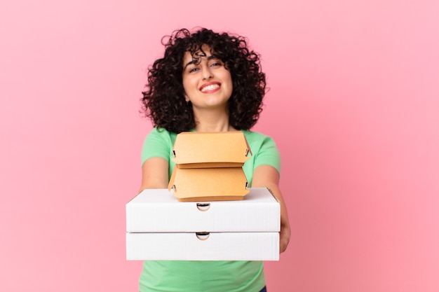 Mooie Arabische vrouw met afhaalmaaltijden voor fastfood