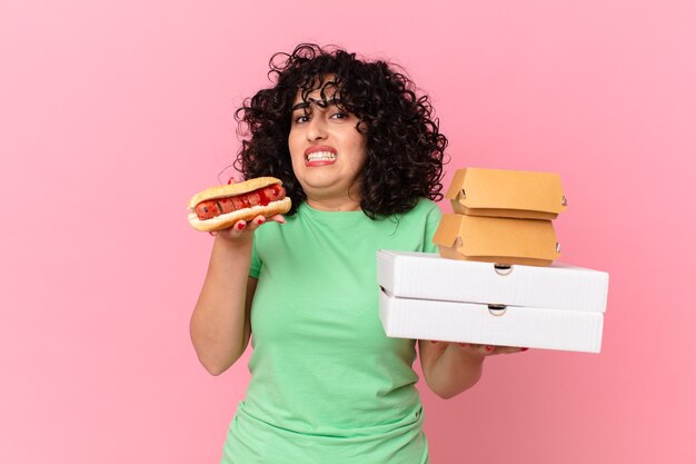 Mooie Arabische vrouw met afhaalmaaltijden voor fastfood