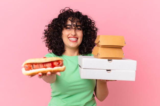 Mooie Arabische vrouw met afhaalmaaltijden voor fastfood