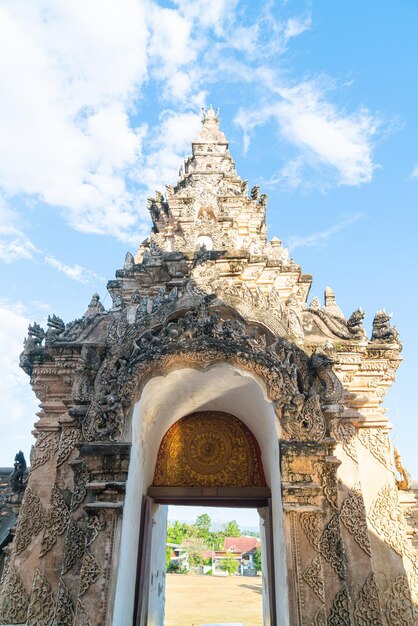 Mooie architectuur in Pra That Lampang Luang in Thailand