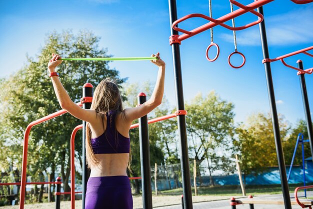 Mooie atleet vrouw ochtend oefeningen op de straat speeltuin