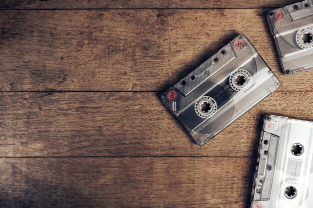 Mooie audio cassette op een bruine oude houten tafel Minimalisme retro stijl concept 80's Terug