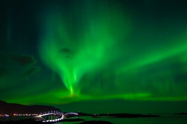 Mooie aurora boreal in lofoten-eilanden