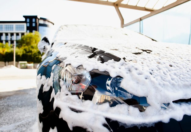 Mooie auto bedekt met zeepschuim