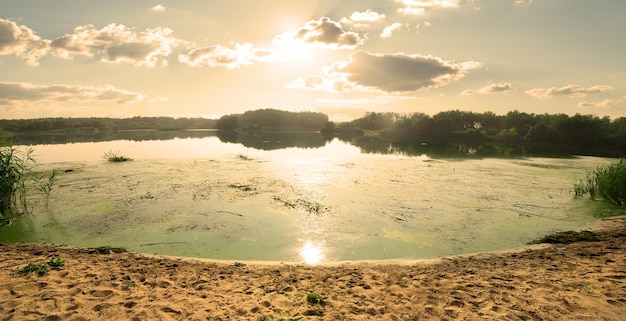 Mooie avond aan een rivier en zandstrand