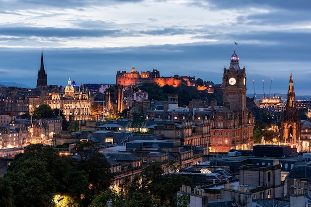 Mooie avond stadsgezicht van Edinburgh in Schotland nachtverlichting