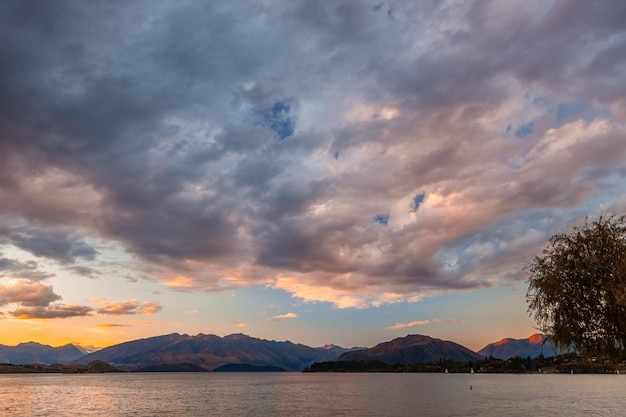 Mooie avondlucht bij Lake Wanaka