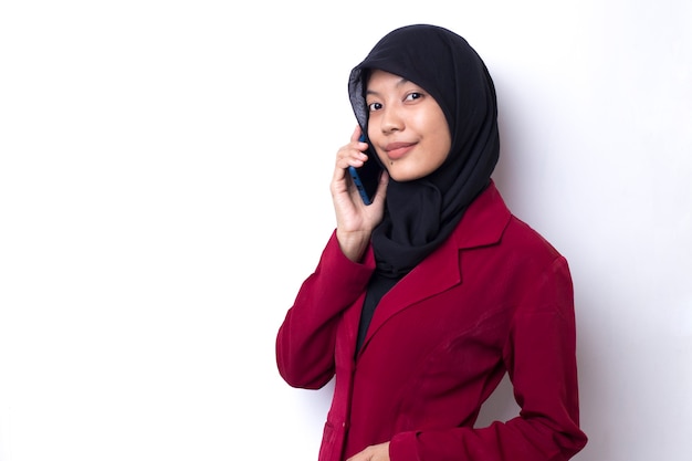 Mooie Aziatische bedrijfsvrouw met hijabportret die telefoon op witte ruimte met behulp van