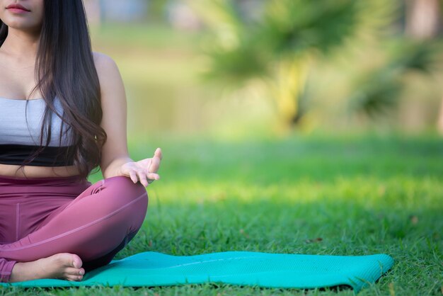 Mooie Aziatische dikke vrouw speelt yoga in het park Moet een slank lichaam hebben