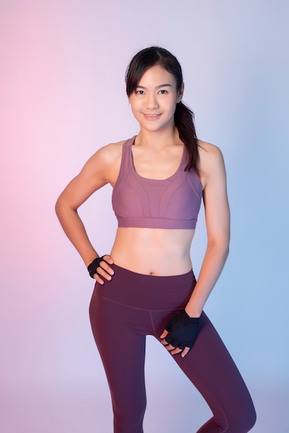 Mooie Aziatische fitness vrouw in de sportschool