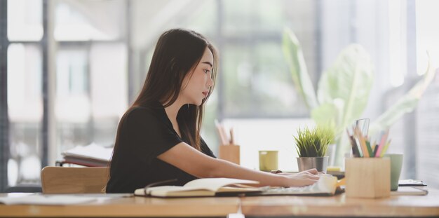 Mooie Aziatische jonge ontwerper die aan haar project werkt