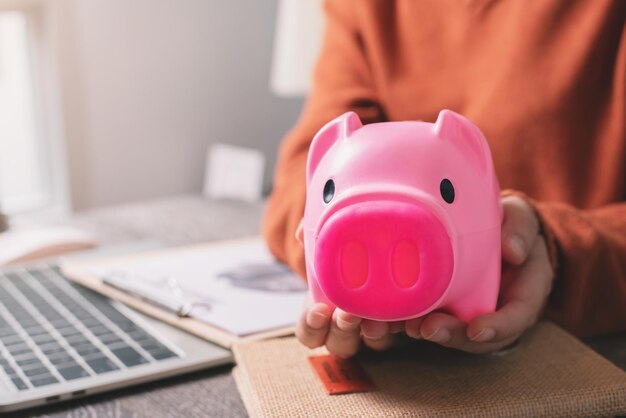 Mooie Aziatische jonge vrouw creatieve freelancer bezig met laptopcomputer werken vanuit huis Concept