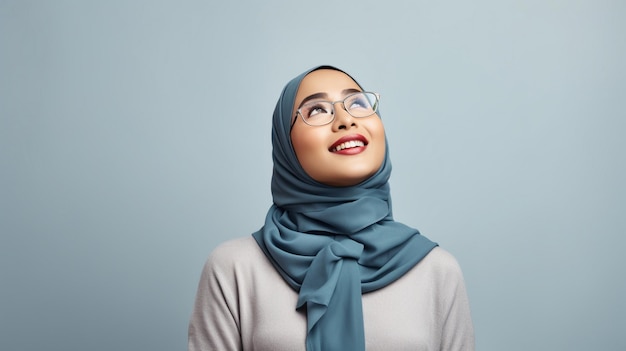 mooie aziatische moslimvrouw die een idee denkt terwijl ze omhoog kijkt