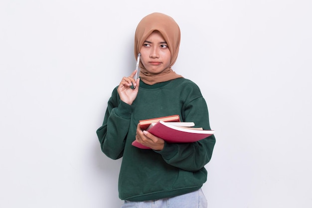 mooie Aziatische moslimvrouw knuffel een boek en denken idee geïsoleerd op een witte achtergrond