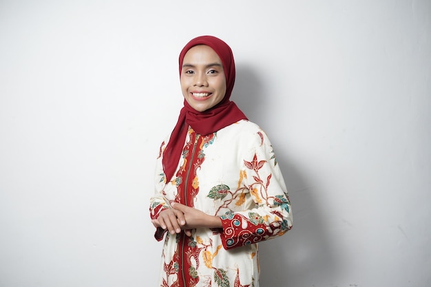 mooie Aziatische moslimvrouw met een moderne Indonesische batik geïsoleerd op een witte achtergrond