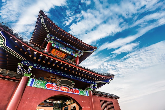 Mooie Aziatische tempel op de blauwe hemelachtergrond