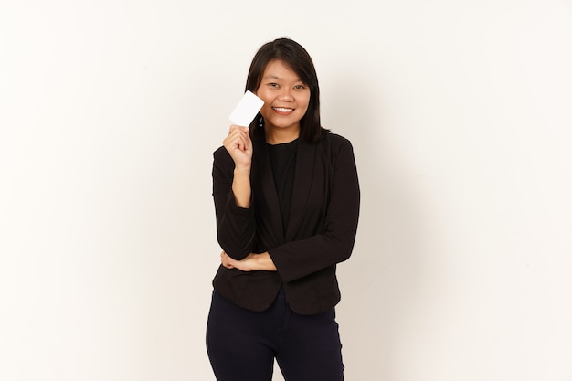 Mooie Aziatische vrouw die een zwart pak draagt met een lege creditcard en een smartphone vasthoudt