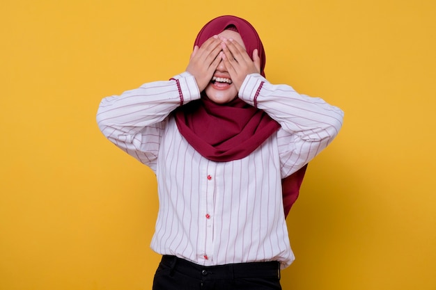 Mooie Aziatische vrouw die hijab droeg sloot haar en leuke uitdrukking