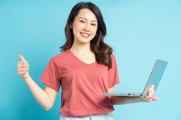 Mooie Aziatische vrouw die laptop met behulp van aan videogesprek met vrienden