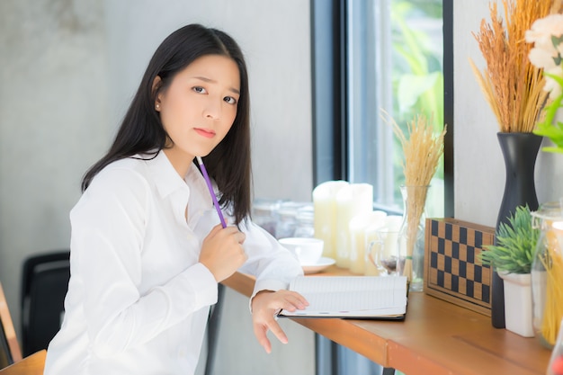 Mooie Aziatische vrouw die online met laptop werkt