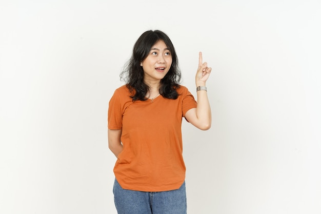 Mooie Aziatische Vrouw Draagt Oranje Kleur TShirt Denkend Gebaar Geïsoleerd Op Een Witte Achtergrond