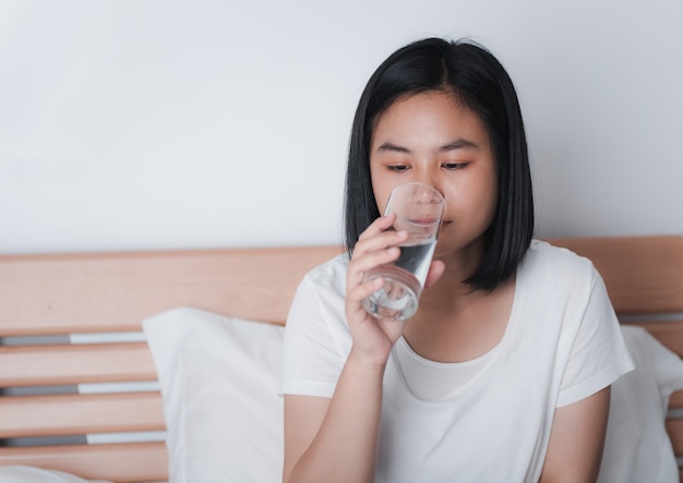 Mooie Aziatische vrouw drinkwater