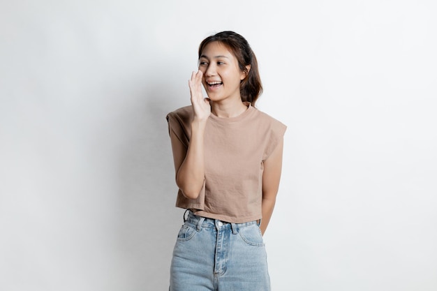 Mooie Aziatische vrouw gebaren voor het bewerken van advertenties op geïsoleerde achtergrond portret concept gebruikt voor reclame en bewegwijzering geïsoleerd op witte achtergrond kopie ruimte